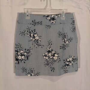 S.C. & CO. Ladies Size 8 Pull On Style Blue Stripe & Flower Pattern Skorts